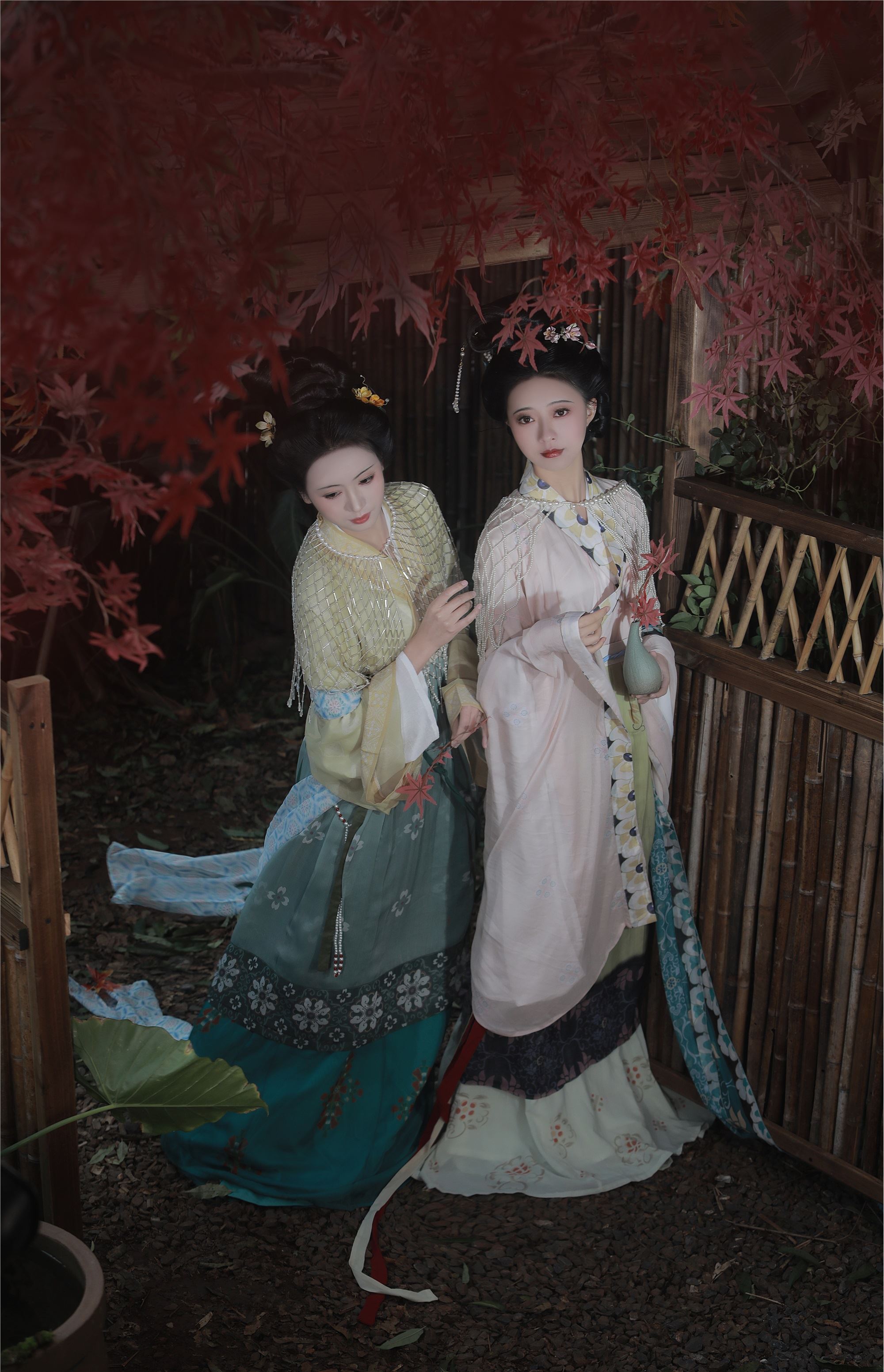 YITUYU艺图语 2025.02.06 眉目自成诗三百，鬓如春风裁 一固美撇捺